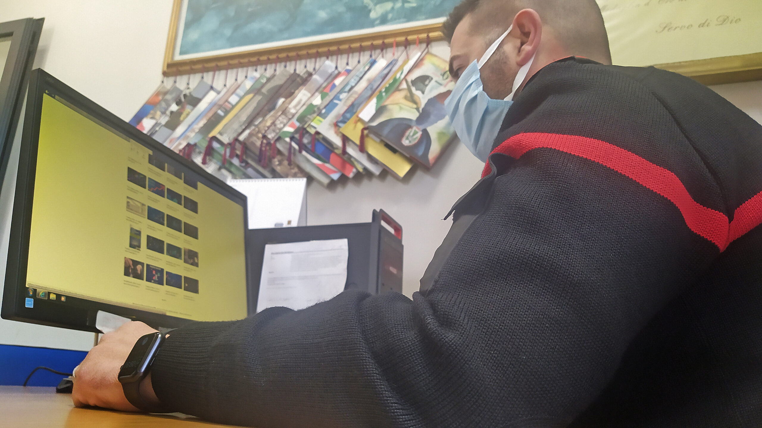 Pensionato vittima di una truffa online mentre si trova in vacanza a Calasetta, denunciate 3 persone