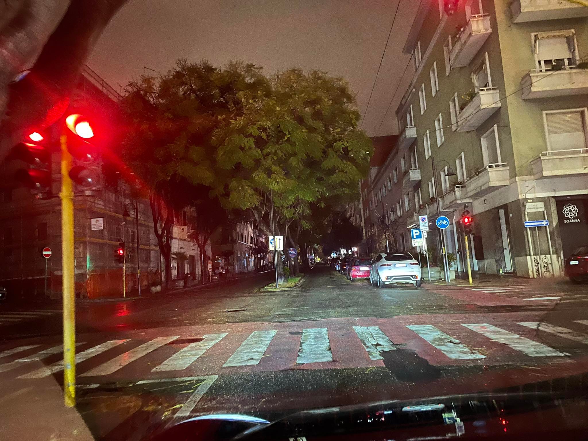 Cagliari al buio, lampioni spenti anche in via Dante. Truzzu: “In via Sonnino sarà necessario aprire la strada”