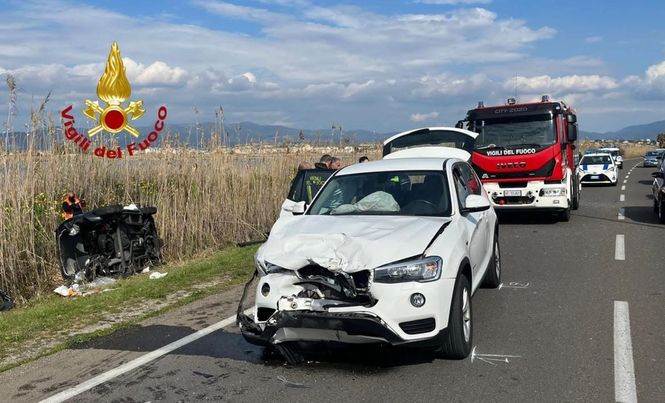 Viale Poetto, schianto con il Suv e l’auto si ribalta: due donne ferite estratte dalle lamiere