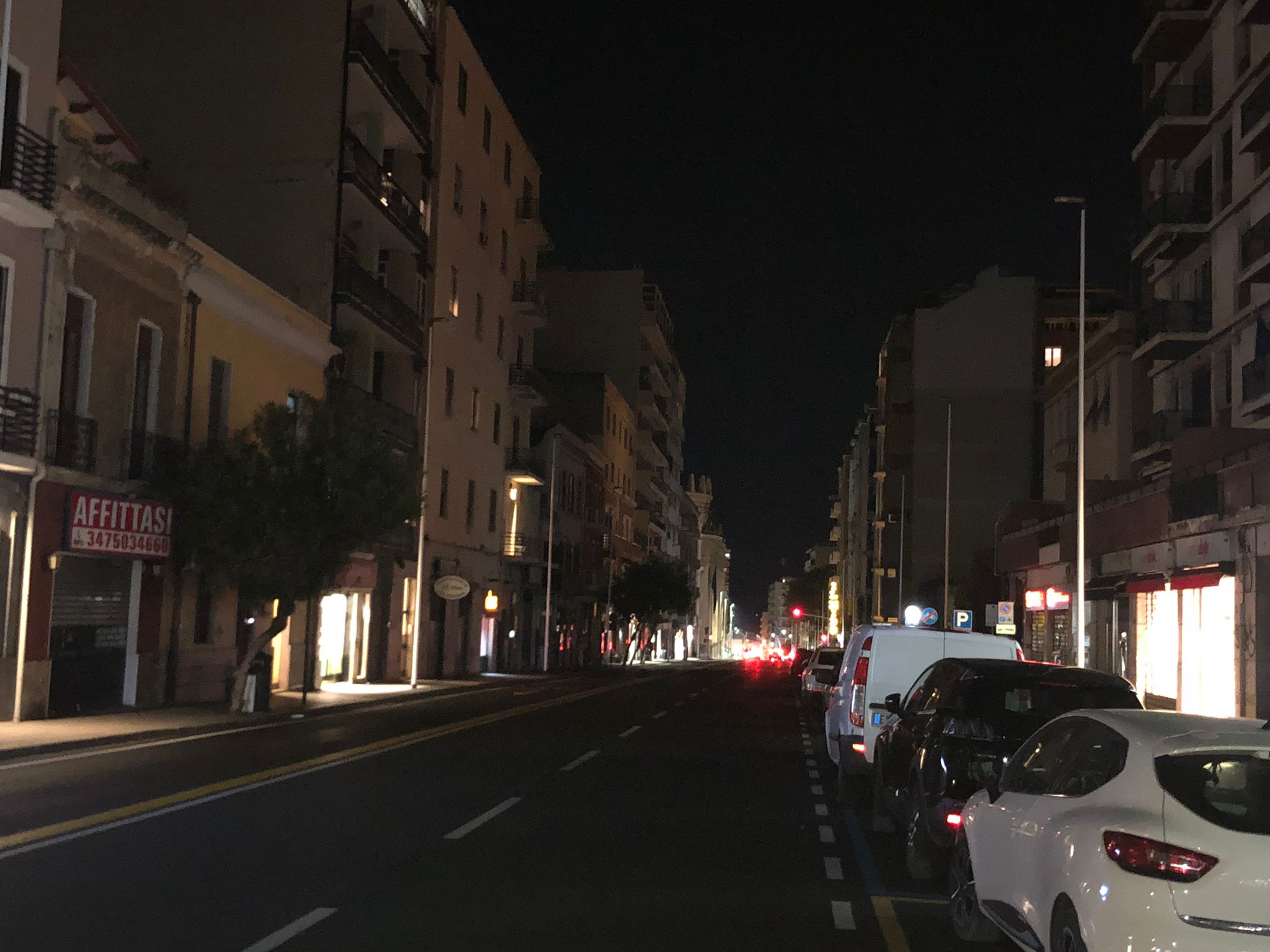 Mezza Cagliari al buio, ecco i fondi per la nuova illuminazione: tensione e insulti in Consiglio comunale