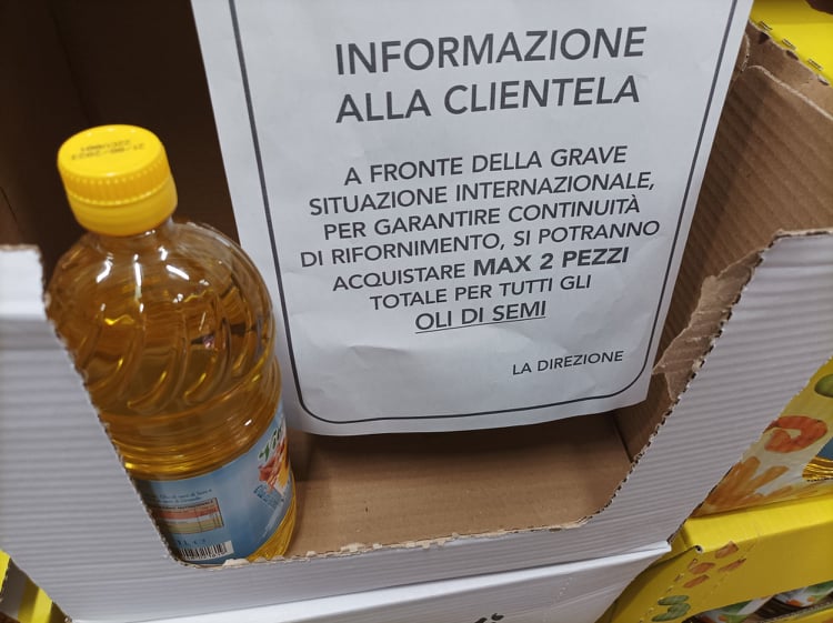 La guerra spaventa, in un market di Cagliari olio di semi razionato: “Solo due bottiglie a testa per la grave situazione internazionale”