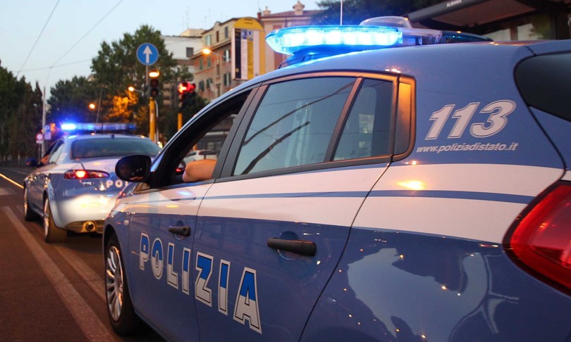 Attacca foto porno alle auto e ci spara sopra dalla finestra: denunciato ex avvocato