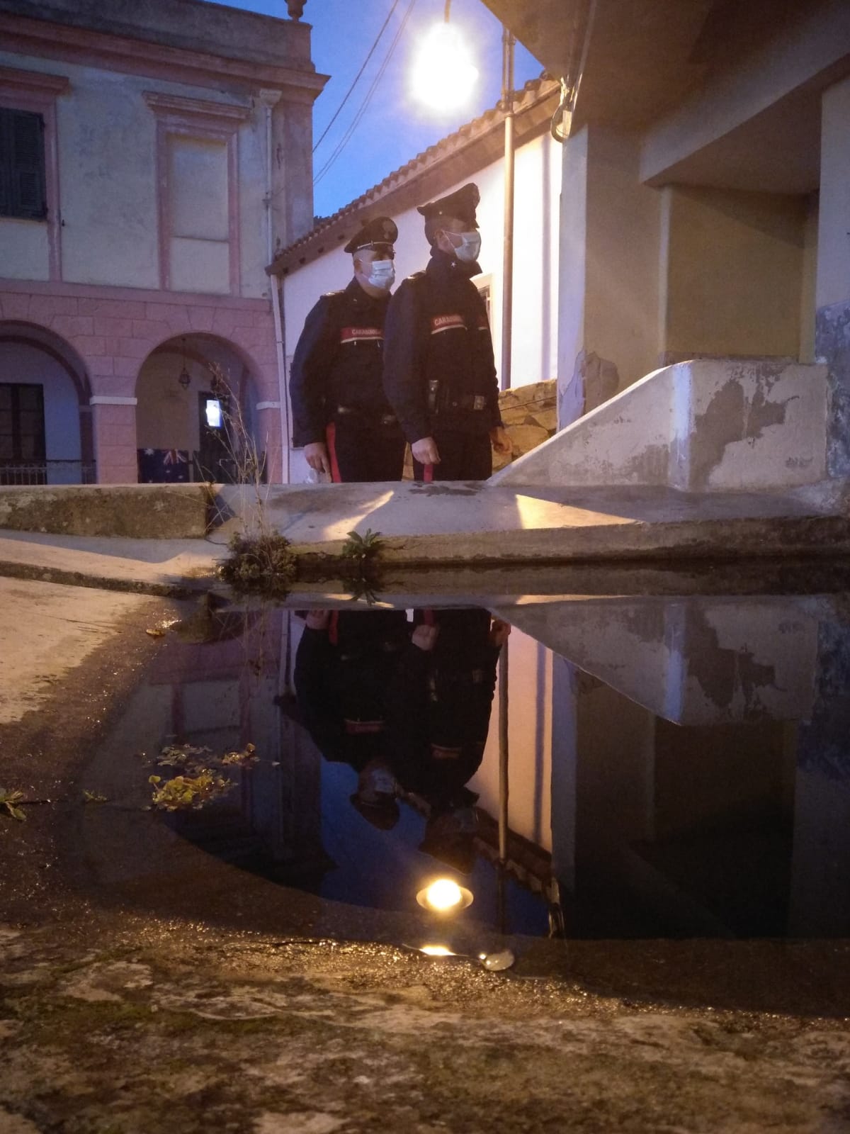 Carloforte, cerca di entrare in casa altrui e danneggia la porta: arrestato