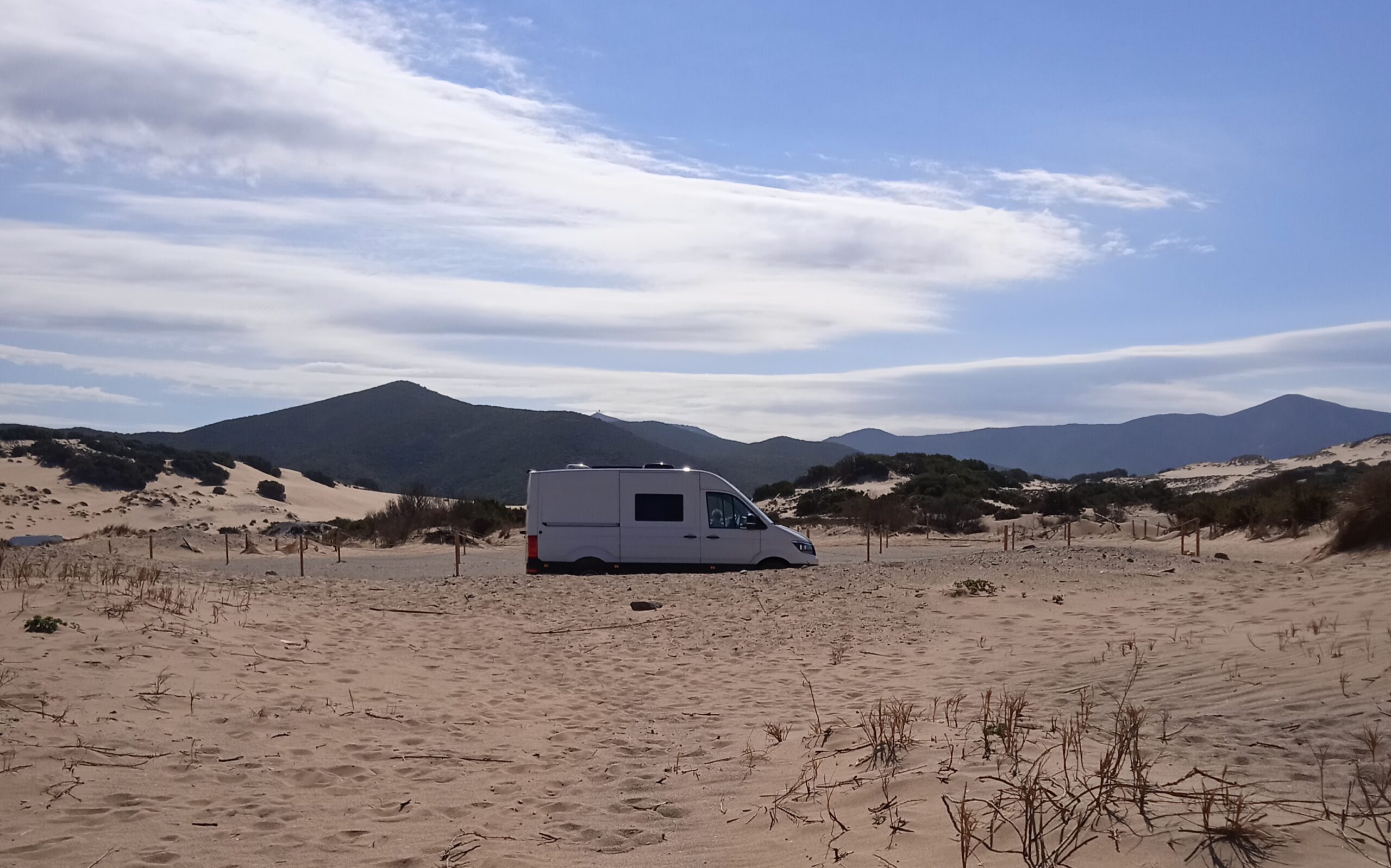 Con le 4 ruote nella spiaggia: parcheggio selvaggio a Piscinas