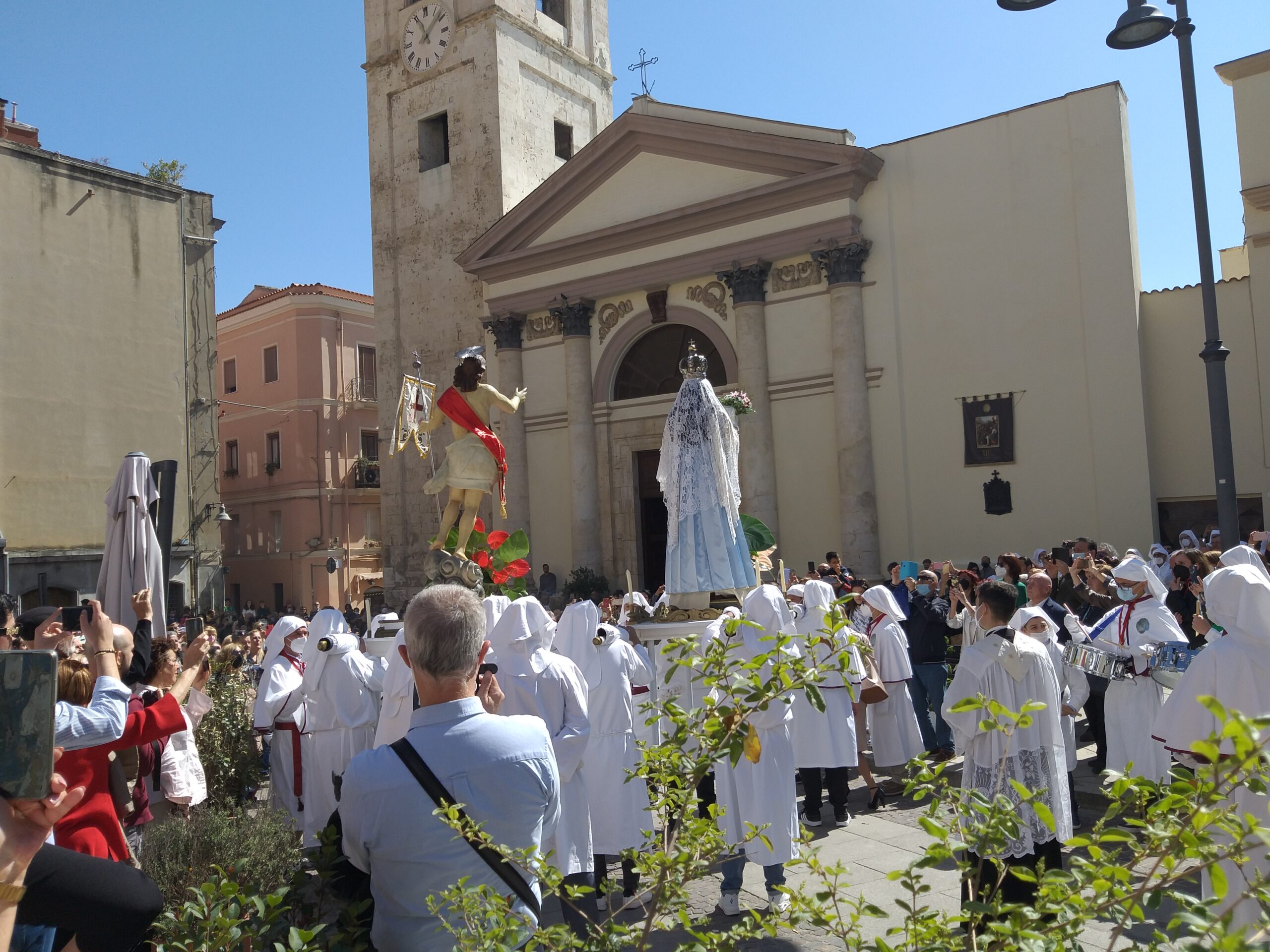 Cagliari, una folla immensa partecipa a “S’Incontru”: si concludono i riti della Settimana Santa