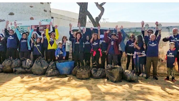 Quartu, lo stagno del lungosaline trasformato in discarica: “25 sacchi di rifiuti riempiti in due ore”