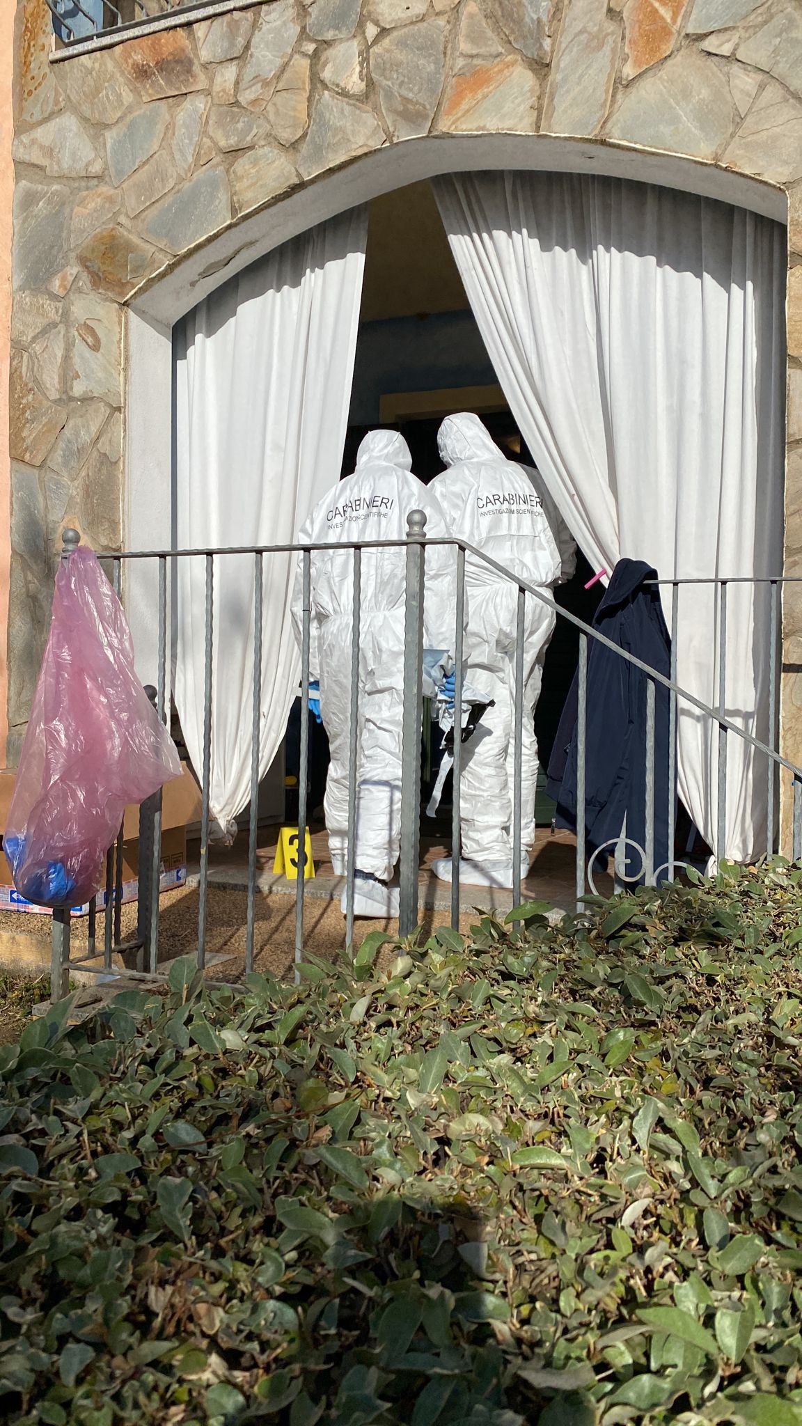 Alba tragica in Sardegna: con un fucile subacqueo riduce i genitori in fin di vita