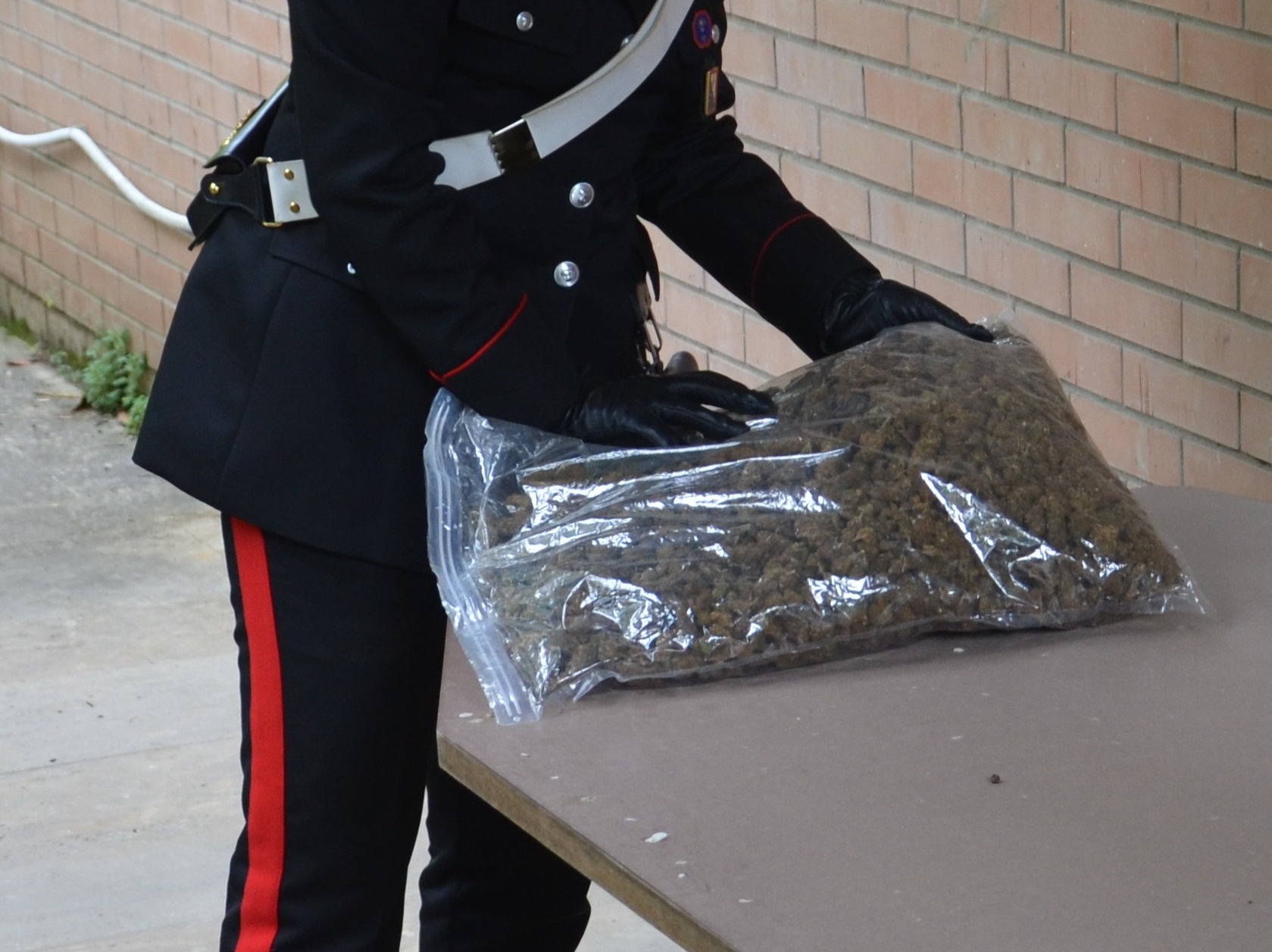 Armi e 7 quintali di droga nel capannone, arrestato un pregiudicato a Capoterra