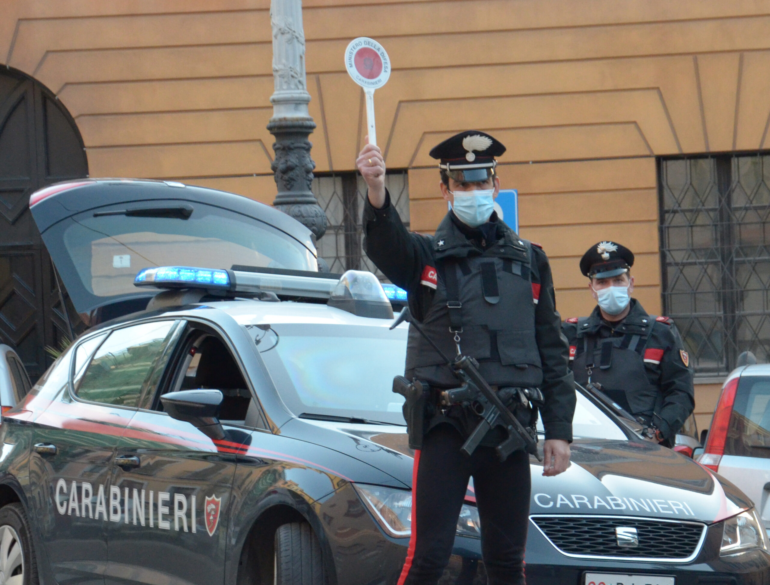 Sinnai, tenta di rubare un estintore dai parcheggi di un centro commerciale: denunciato un operaio