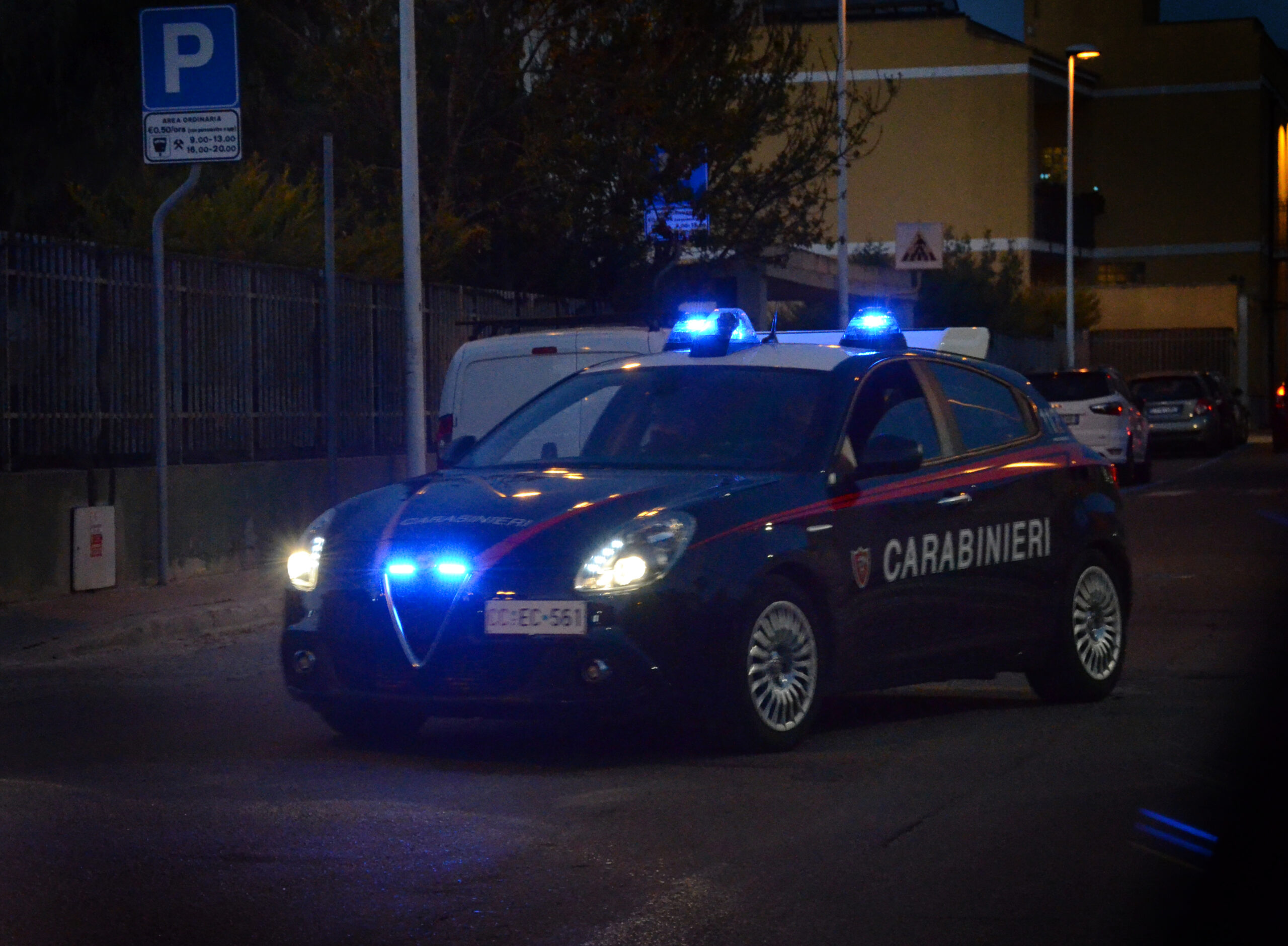 Gimkane e sgommate nella notte davanti a Mediaworld: nei guai un libero professionista cagliaritano