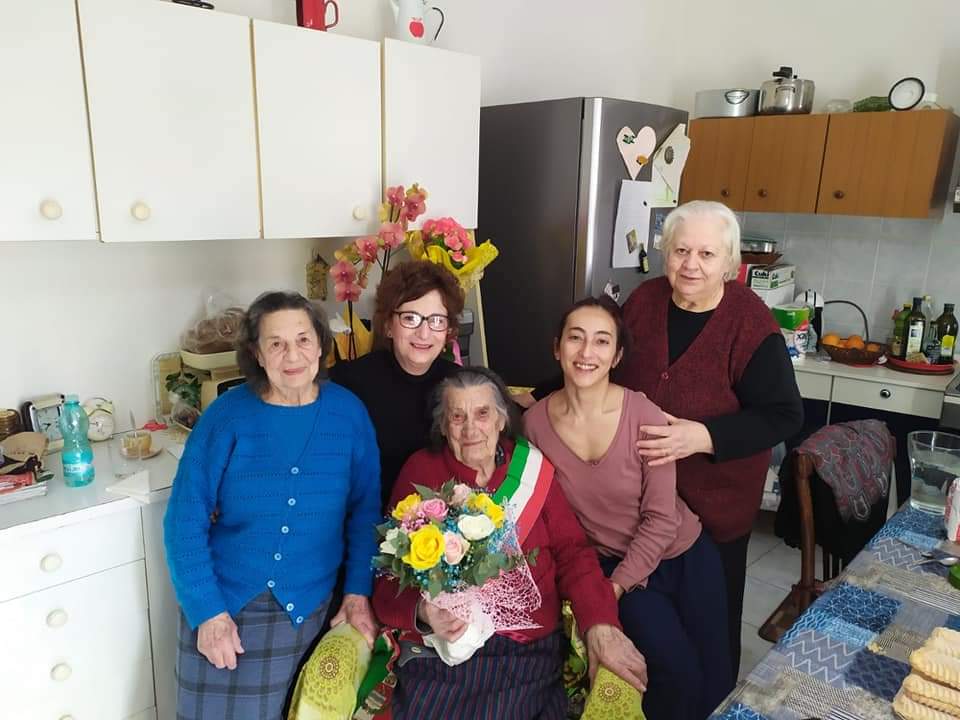 Decimomannu abbraccia Eleonora Cabras, 102 anni e tanta grinta: “Auguri, zia Nora”