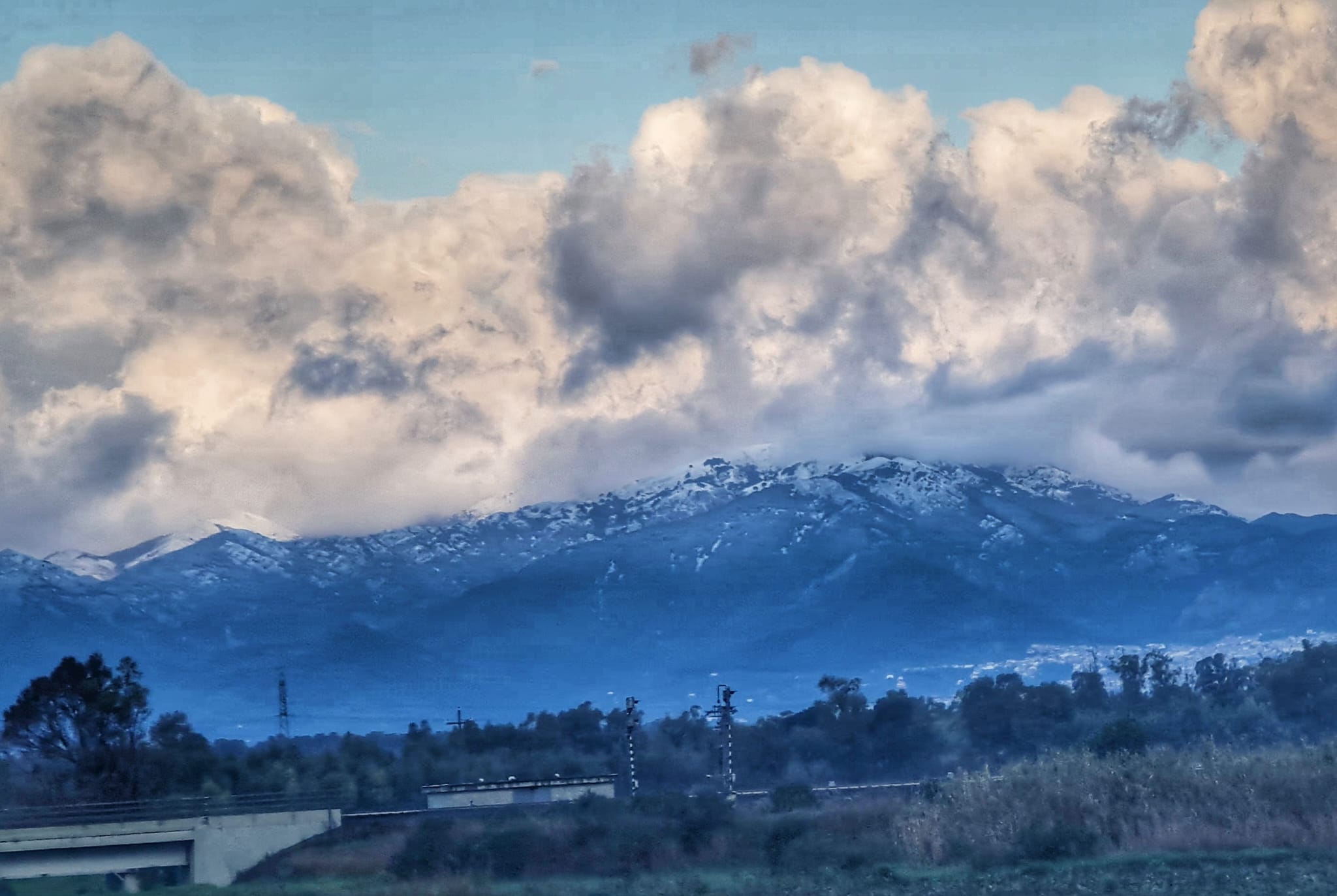 Temperature in picchiata e bianco risveglio in Sardegna, neve anche sul monte Linas