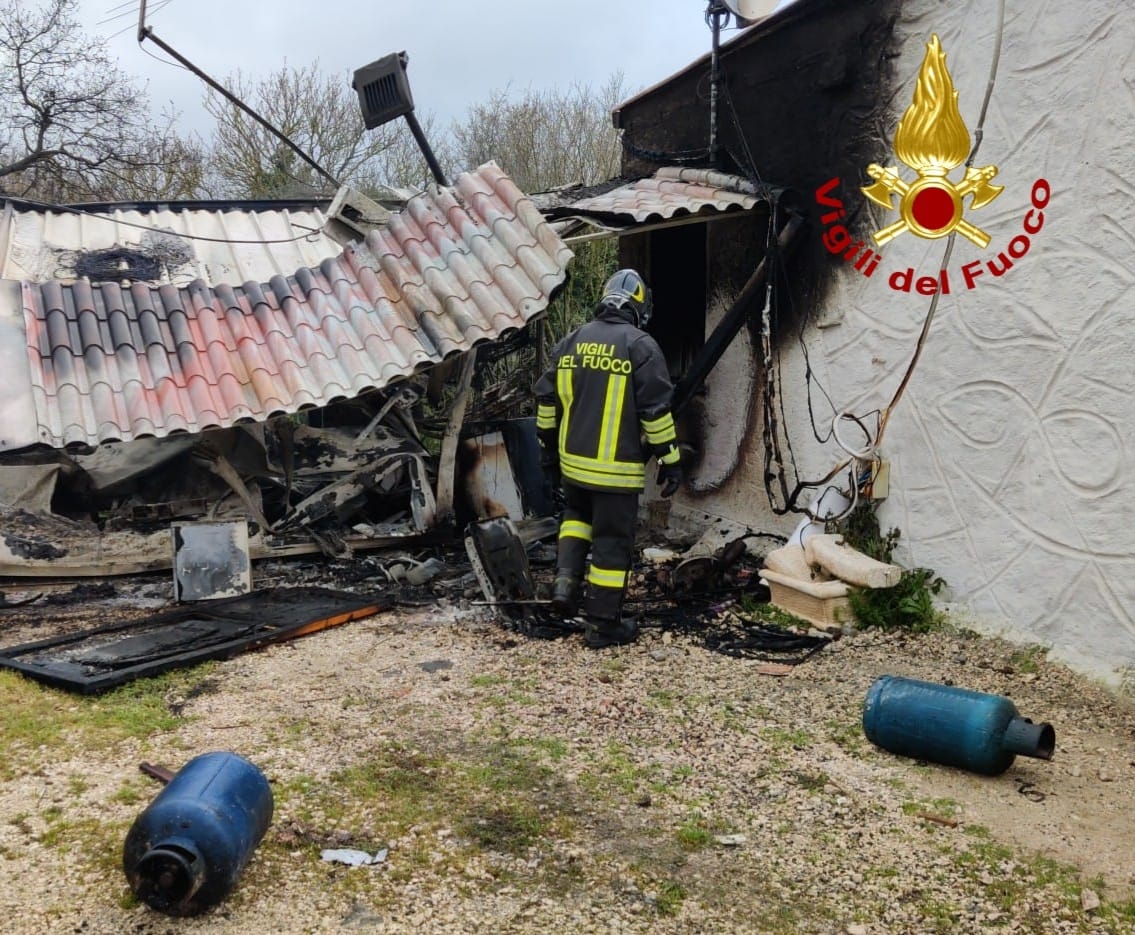 Baracca in fiamme, dramma in Sardegna: un uomo muore nel rogo