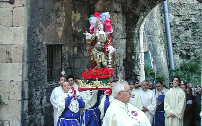 Cagliari, la Settimana Santa spegne la movida: via i tavolini anche dal Corso