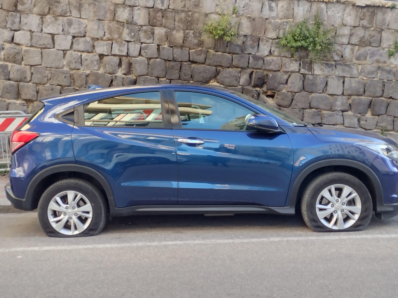 Cagliari, vandali della movida scatenati in via Mameli: devastate le auto in sosta