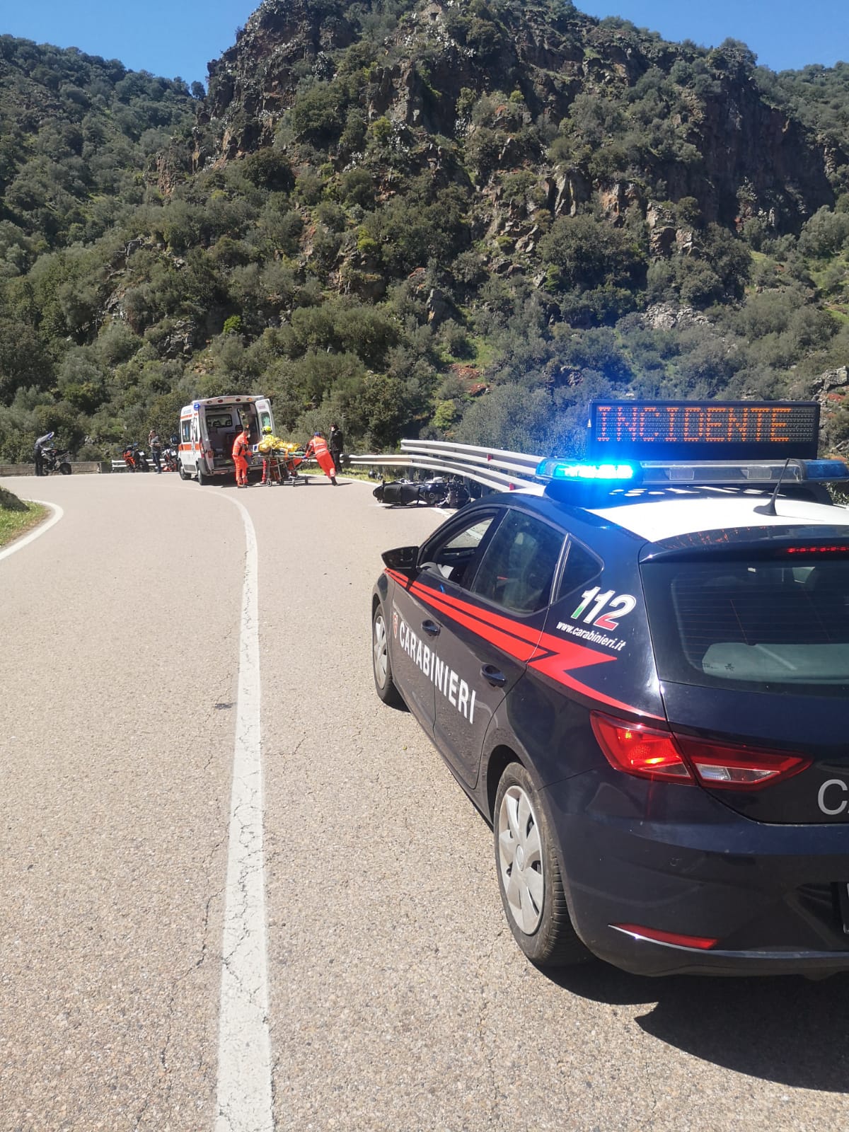 Ballao, va fuori strada la moto guidata da un turista tedesco: corsa in elisoccorso sino al Brotzu per salvarlo
