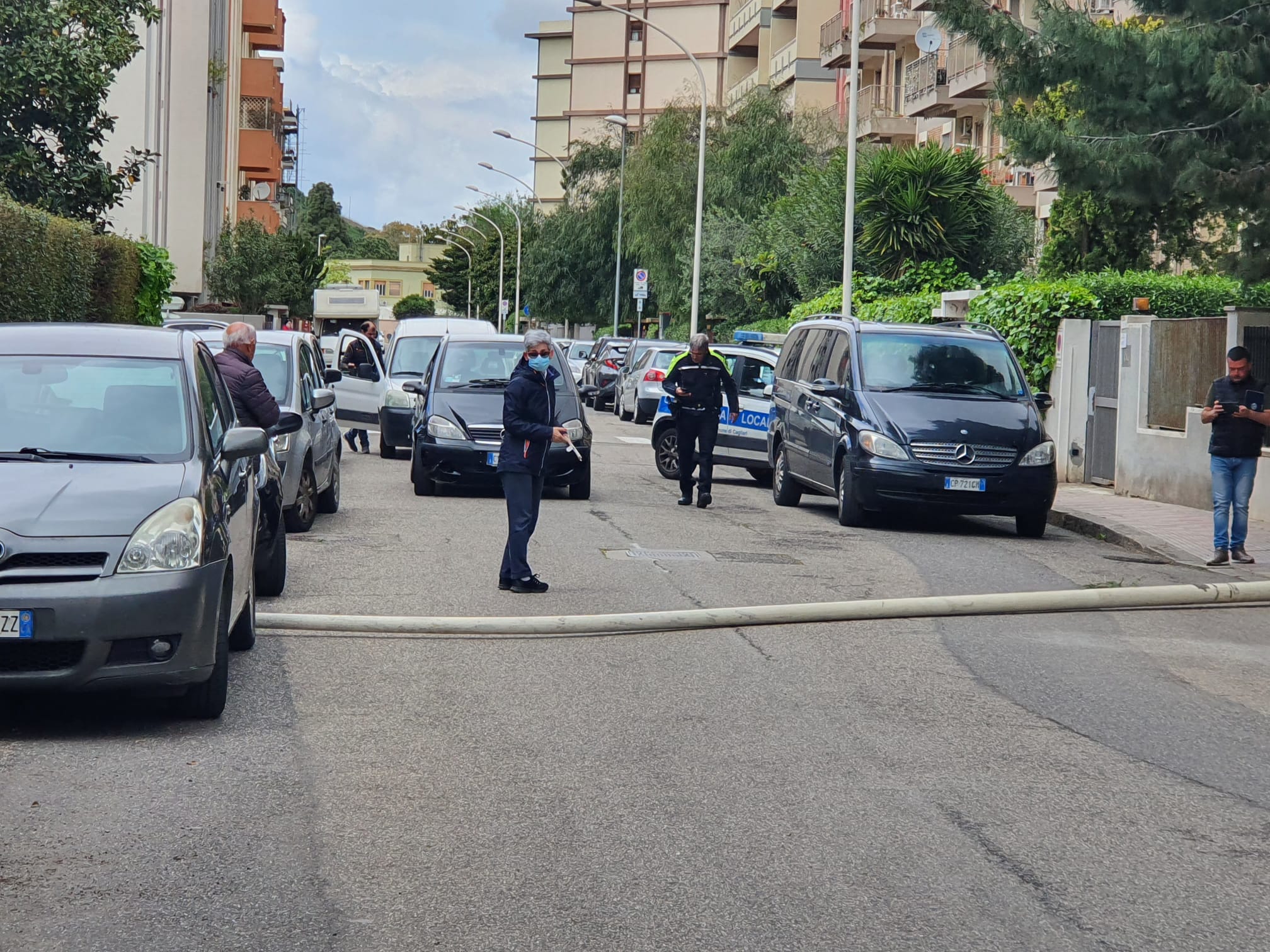 Paura in via Fracastoro a Cagliari, un palo della luce crolla vicino alle auto