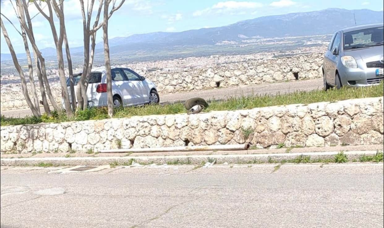 Cagliari, terzo palo metallico crollato in pochi giorni: “Colpa della pipì dei cani”