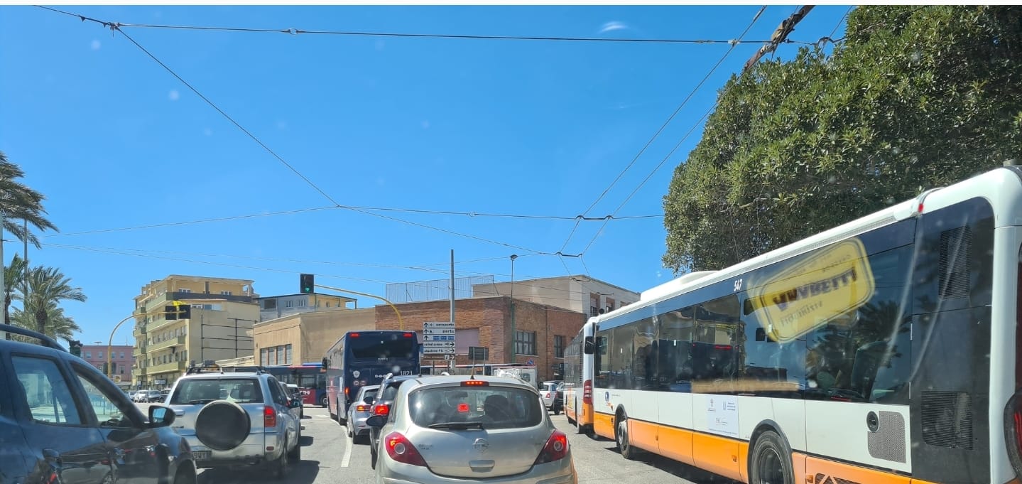 Tribune di Sant’Efisio, traffico in tilt in piazza Matteotti a Cagliari: mezz’ora per attraversare via Roma
