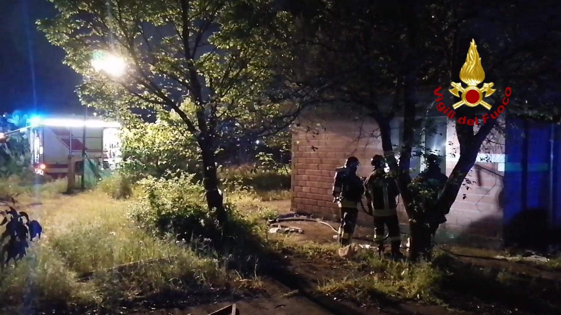 Fiamme nella notte nelle campagne di Ussana, a fuoco una struttura in disuso