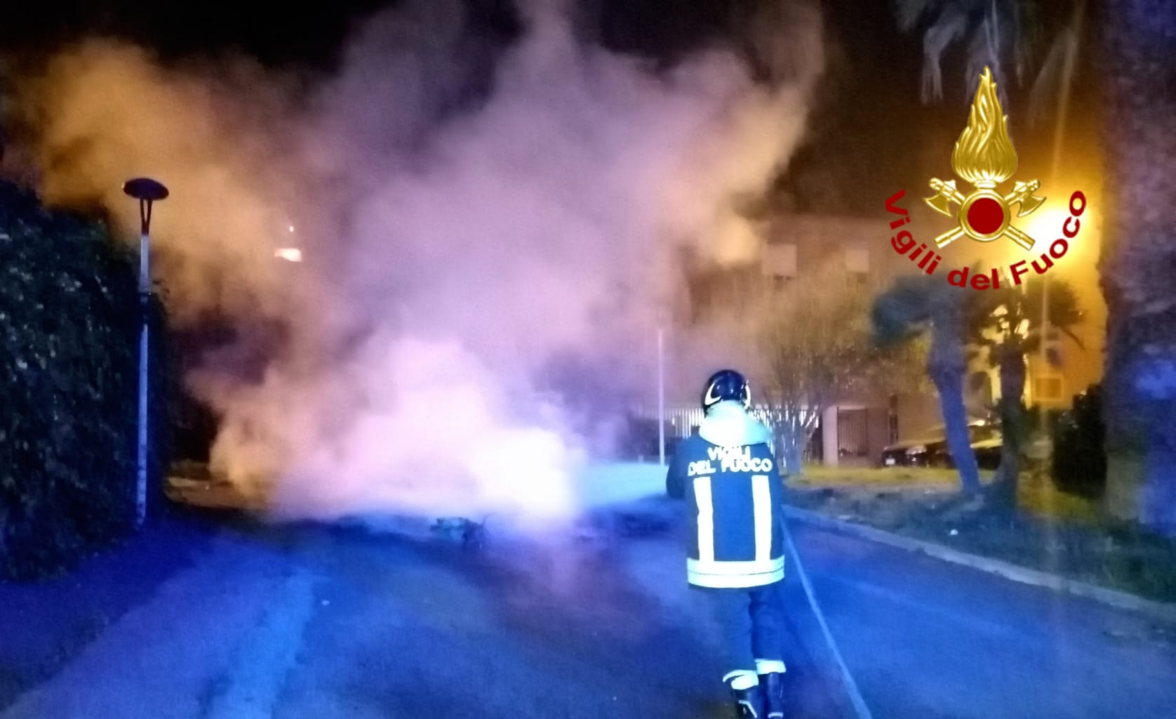 Cagliari, scooter divorato dalle fiamme in via Cornalias