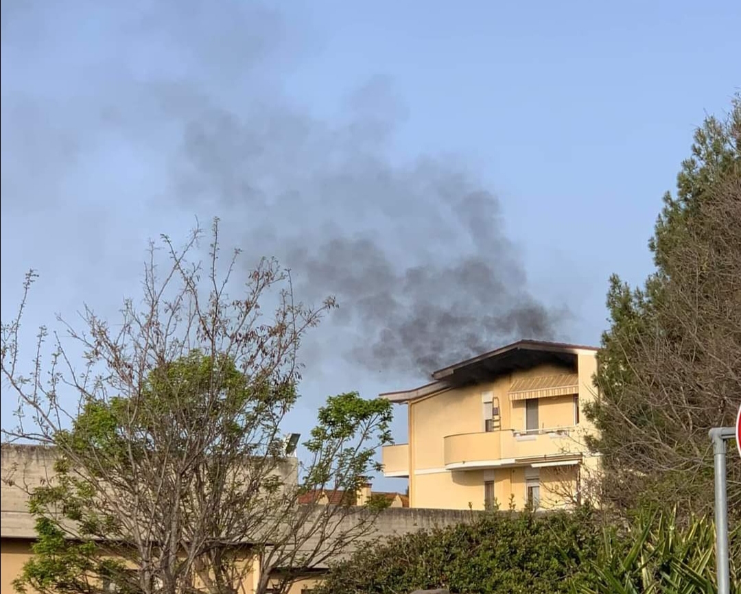 Paura in centro ad Assemini, fiamme in una casa di via Lazio