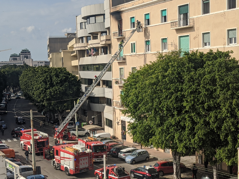 Cagliari, materasso in fiamme in una comunità: grosso incendio in viale Trieste