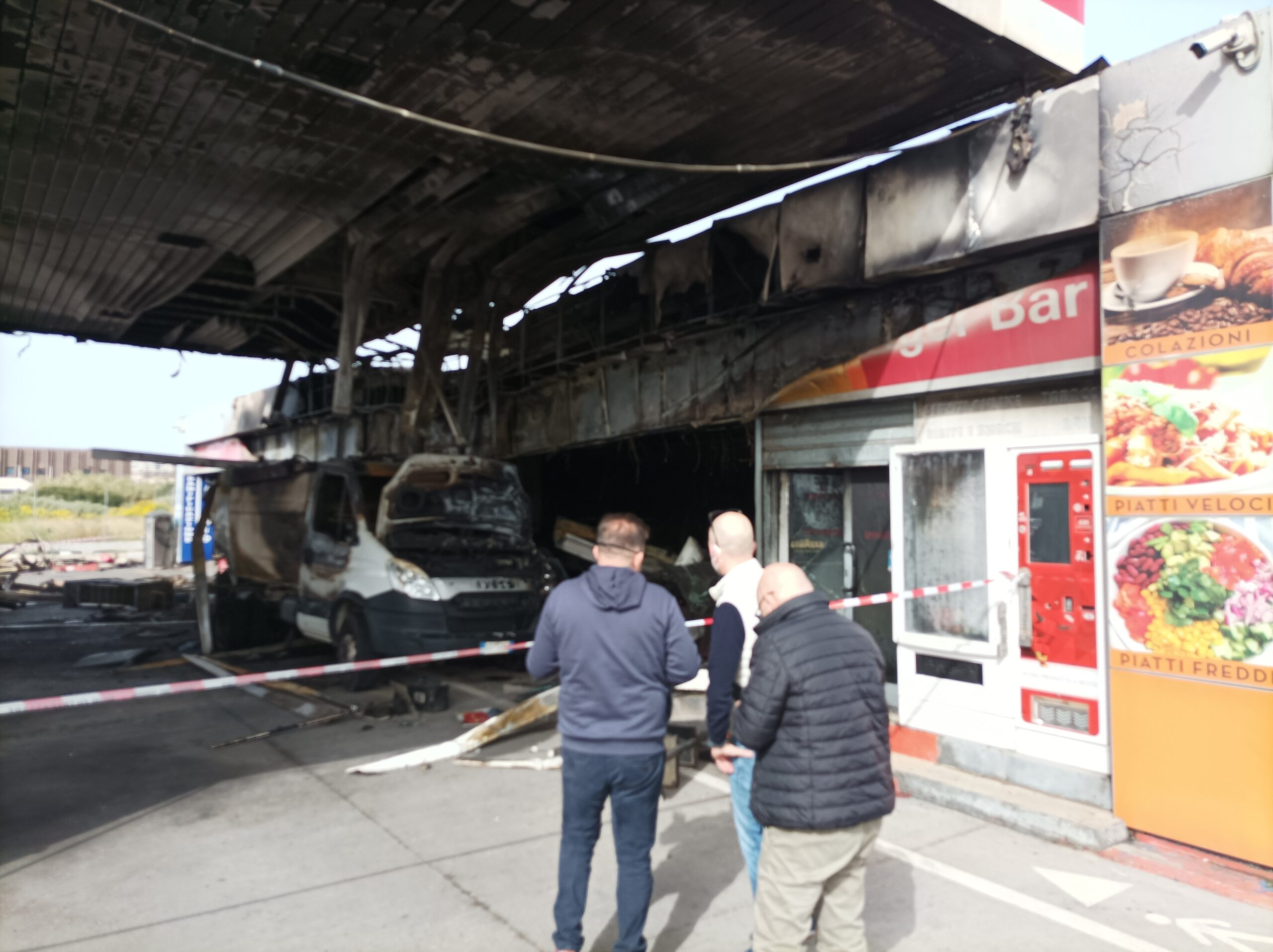 Cagliari, le lacrime di Marco Marongiu: “Il mio distributore distrutto dall’incendio, danni per un milione”