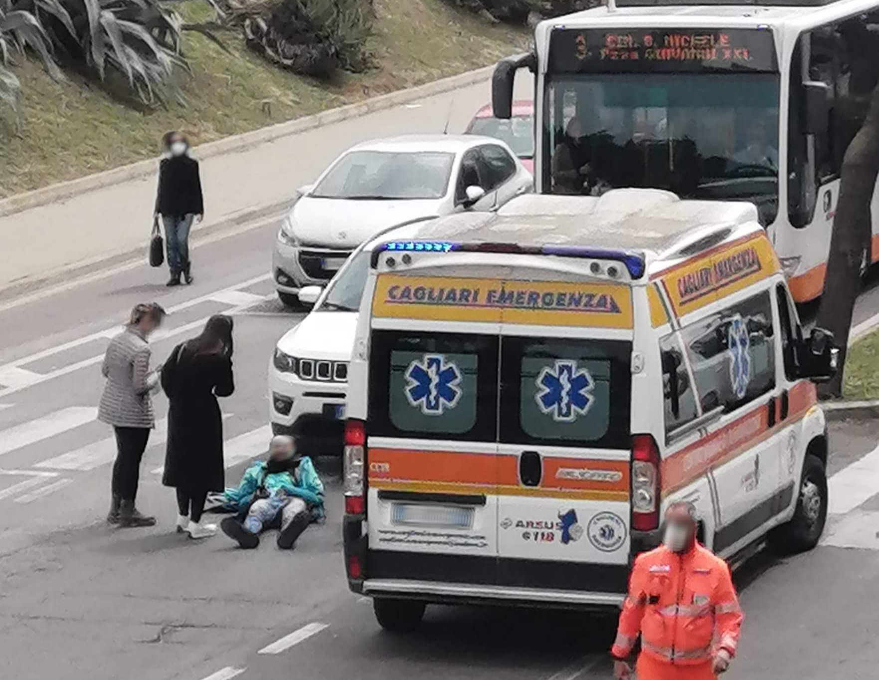 Paura a Cagliari, rider in bici investito da un’auto in via Liguria