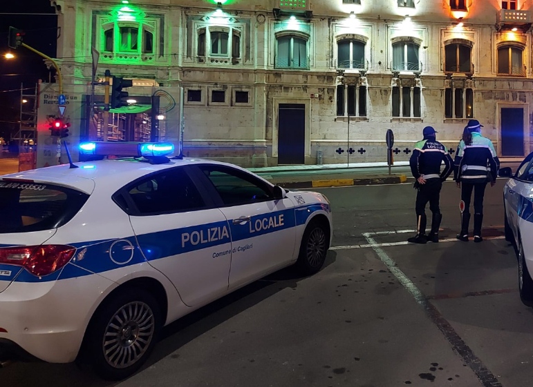 Scappa dai domiciliari, arriva a Cagliari e aggredisce un gruppo di agenti: senegalese finisce a Uta
