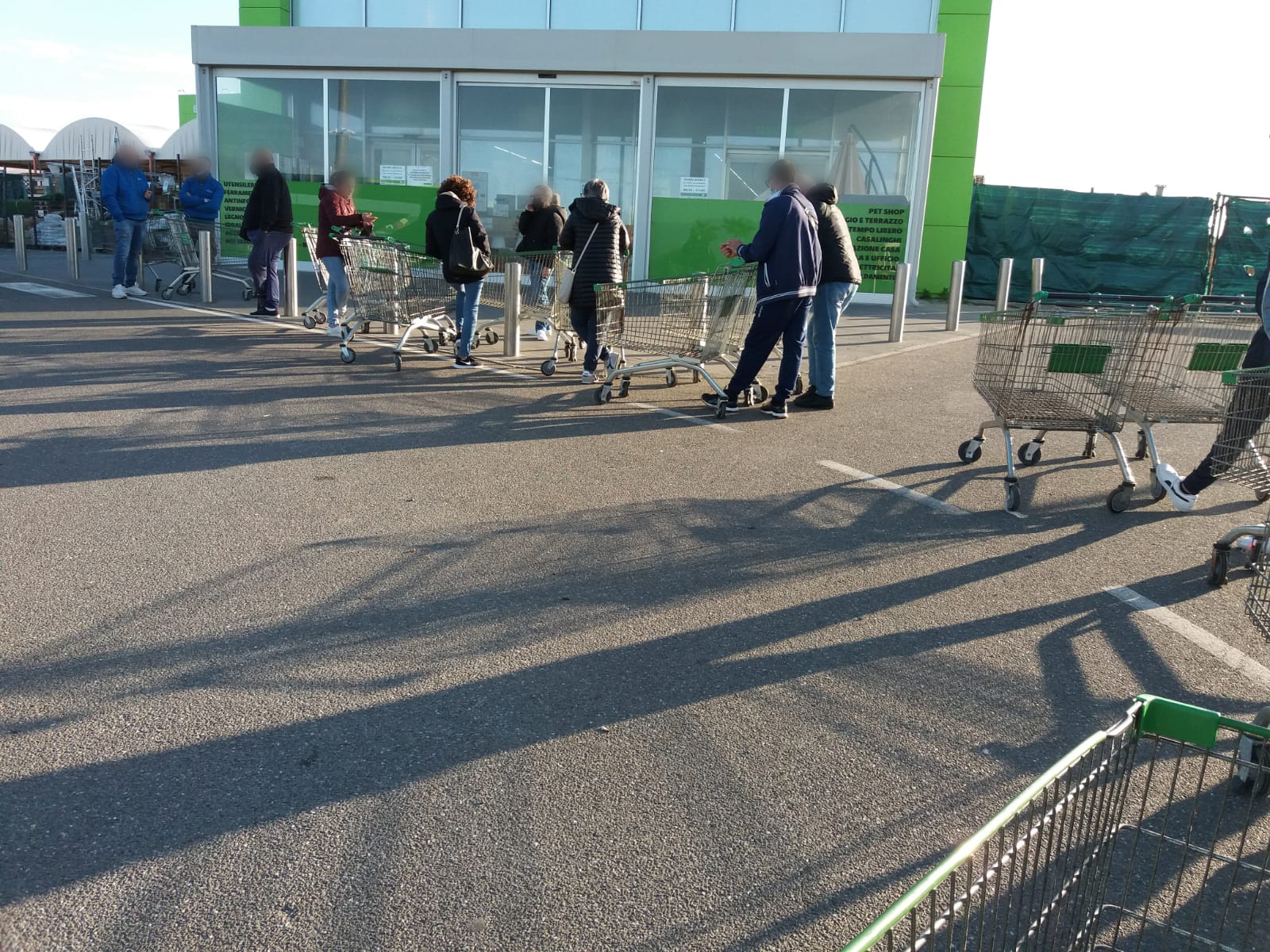 Assalto al pellet, a Sestu in fila da ore per comprare 3 sacchi a testa