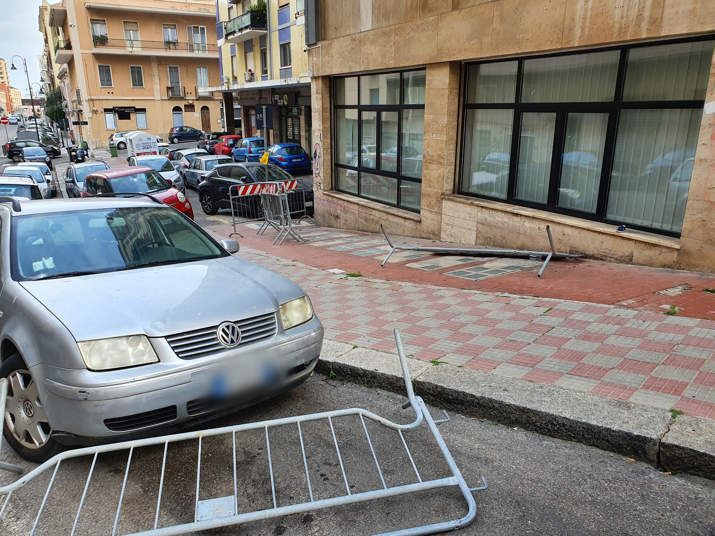 Cagliari, caos in via Mameli: “Auto distrutte dai vandali, l’ultima moda è lanciare le transenne”
