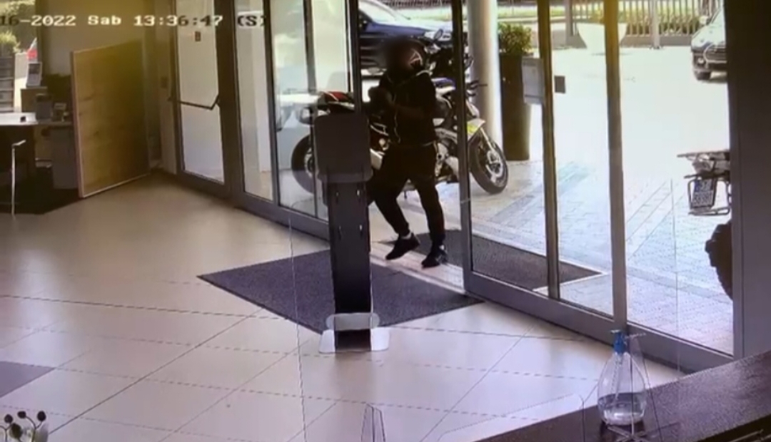 Elmas, tenta il furto nella concessionaria in pieno giorno: incastrato dalle telecamere