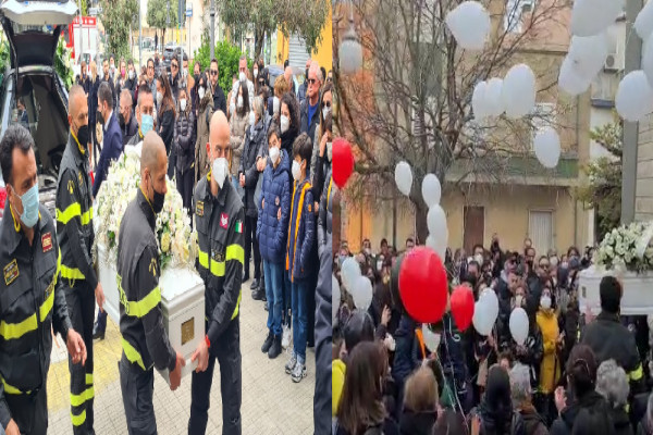 Palloncini rossoneri, fiori e tante lacrime: a Monserrato l’addio al “piccolo grande guerriero” Alessandro (VIDEO)