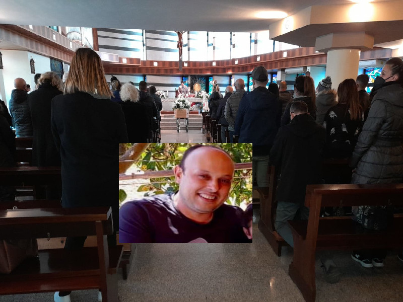 L’addio di Cagliari a Fabio, il pizzaiolo morto a 46 anni: “Proteggi Dorina ed Elisa dal cielo”