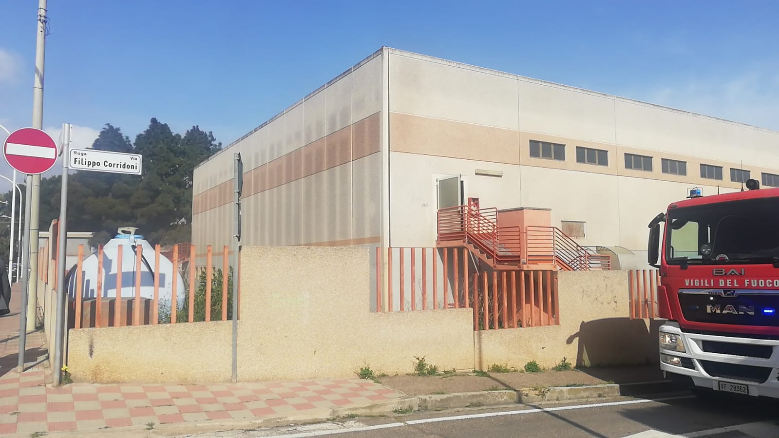Cagliari, nuovo incendio nella palestra abbandonata di via degli Stendardi: paura e fiamme alte (VIDEO)