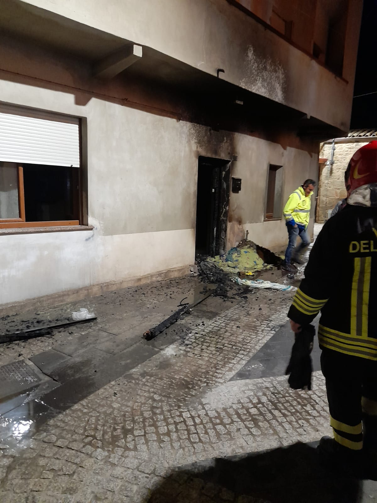 “Scoppia un tubo del gas a Escalaplano, casa in fiamme: 90enne disabile e la figlia salve per miracolo”