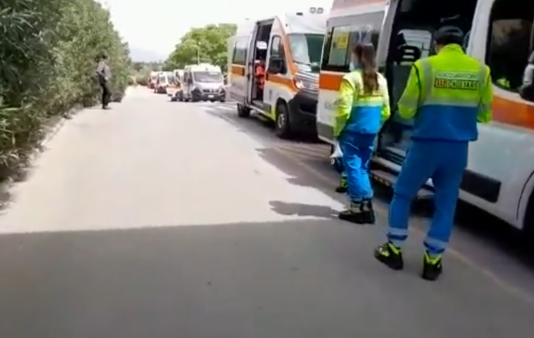 “Fila di ambulanze a Monserrato, mia figlia in codice giallo attende da 3 ore di essere visitata” (VIDEO)