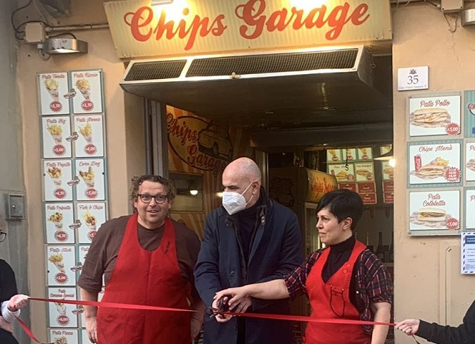 Cagliari, la storia di Angelo il torronaio: perde il lavoro per il Covid e apre una paninoteca nel Corso