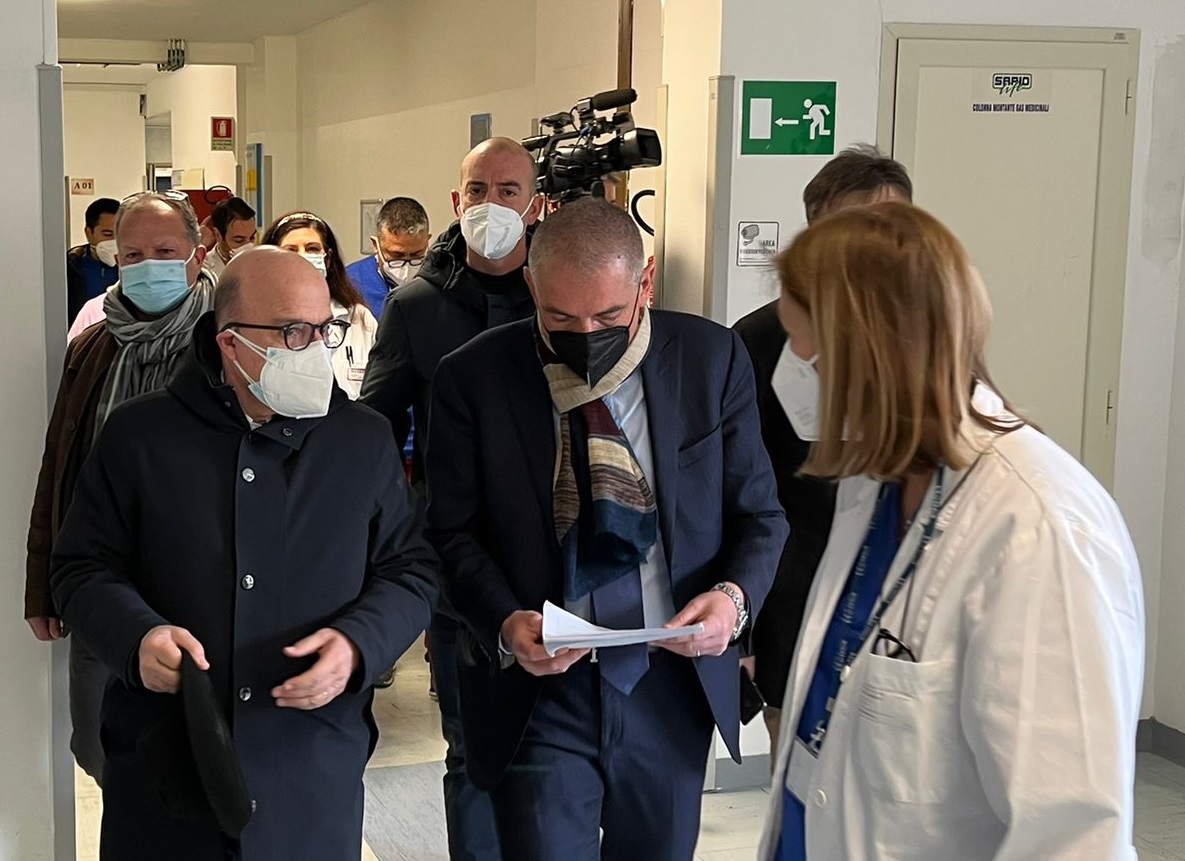 Sanità, Nieddu consegna a Costa un dossier di 25 pagine con dentro tutte le emergenze della Sardegna