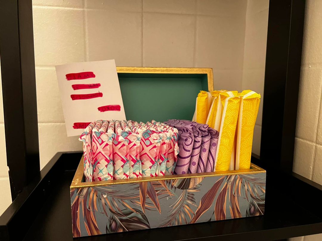 Assorbenti gratis nelle scuole di Cagliari, il consiglio comunale dice no: esplode la polemica