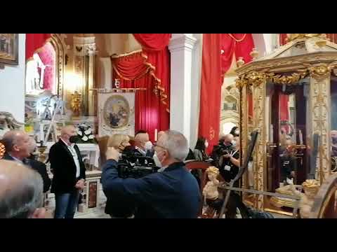 Cagliari, Sant’Efisio entra nel vivo: consegnati i gonfaloni ai miliziani per la festa (VIDEO)