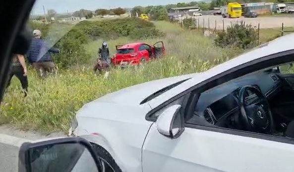 Selargius, auto fuori strada nella Ss 554: solo tanta paura per il guidatore