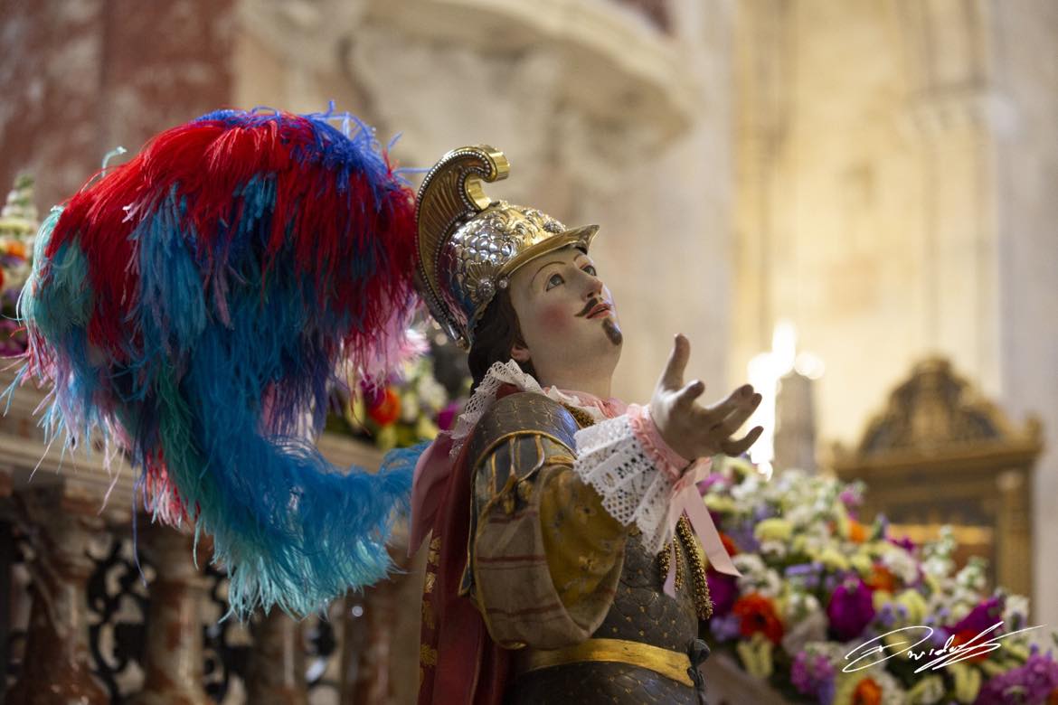 Cagliari, Sant’Efisio torna tra i fedeli: la benedizione del giogo dei buoi commuove i cagliaritani