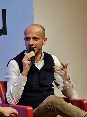 “Ritratto di donna”, le storie al femminile nel nuovo romanzo di Cristian Mannu tra chiaroscuri, cornici e riflessi