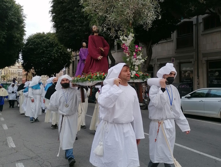 Cagliari, la prima Settimana Santa dopo il buio del Covid: la processione dei Misteri commuove la città