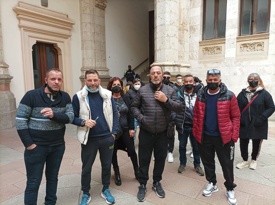 Cagliari, gli ambulanti stremati assediano il Comune: “Stiamo crepando di fame, dateci i soldi”