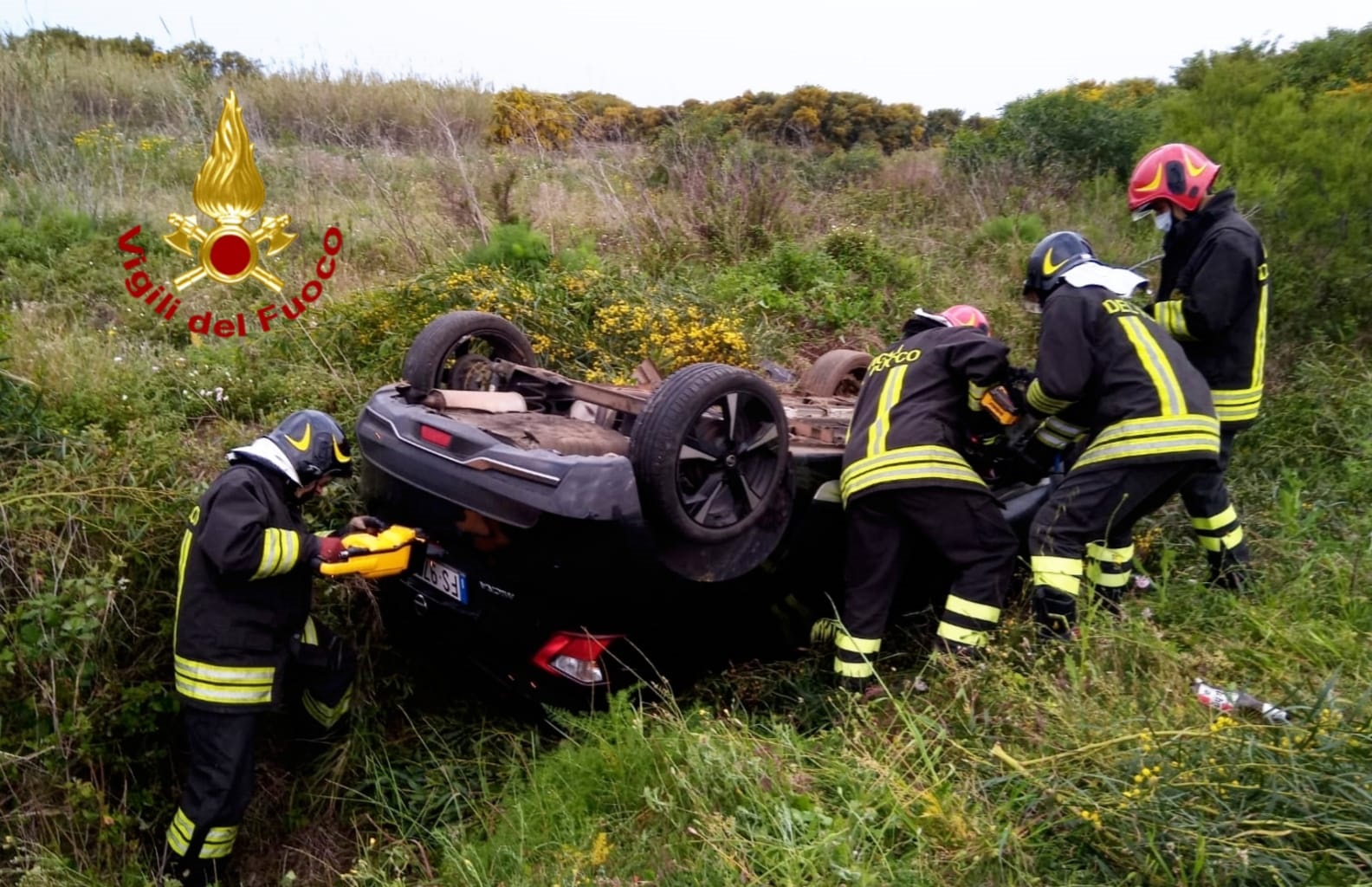 Paura a Portoscuso, auto esce di strada e si ribalta: grave un ventenne