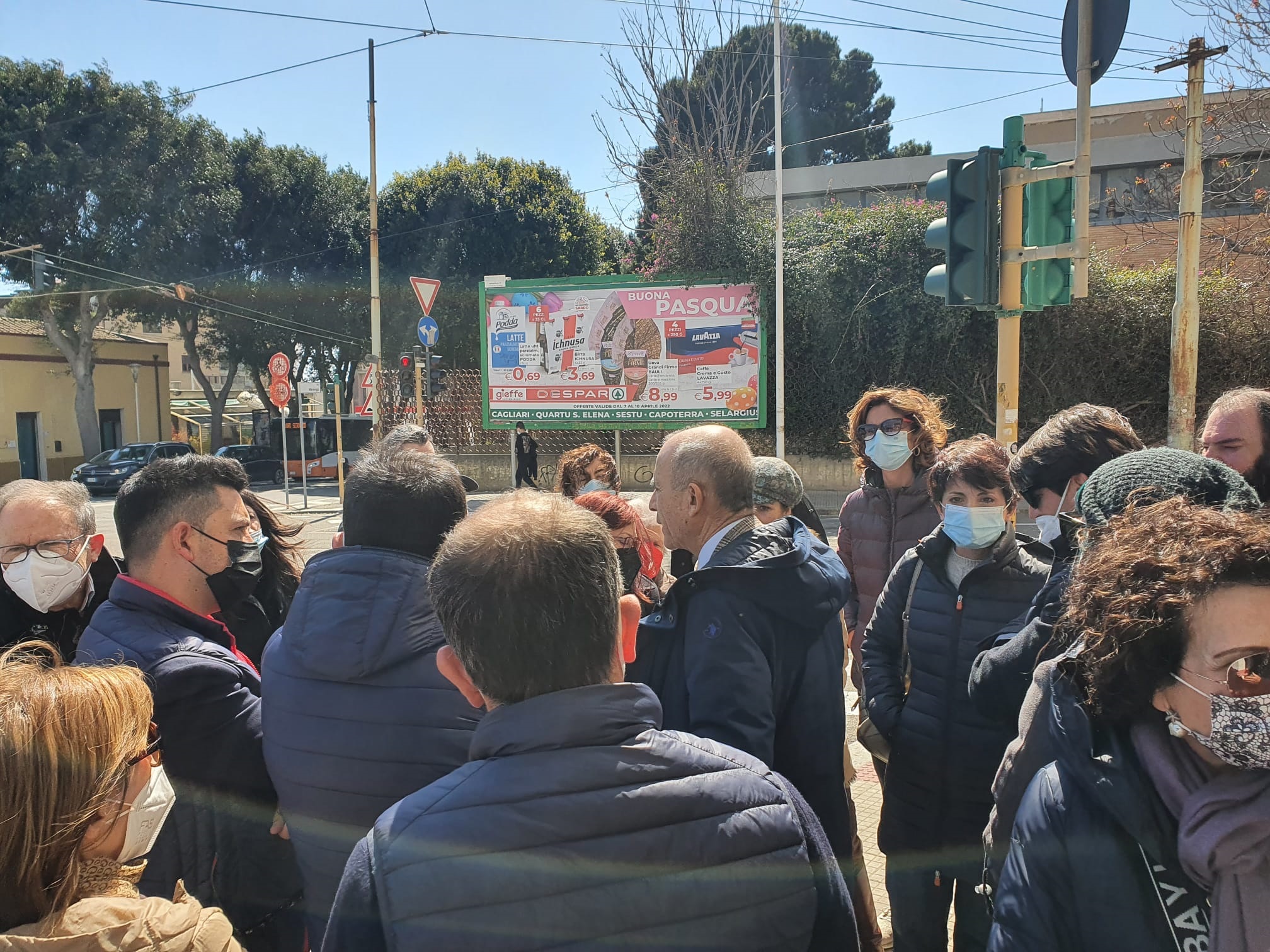 Cagliari, la rivolta degli abitanti di piazza d’Armi: “Siamo fuori casa dal 2008 e il Comune non fa nulla”