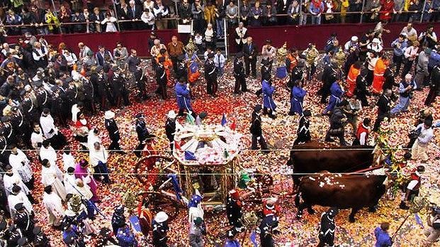 Cagliari, Sant’Efisio ritorna tra la folla ma senza sfarzi: “Preghiamolo contro il Covid e la guerra in Ucraina”